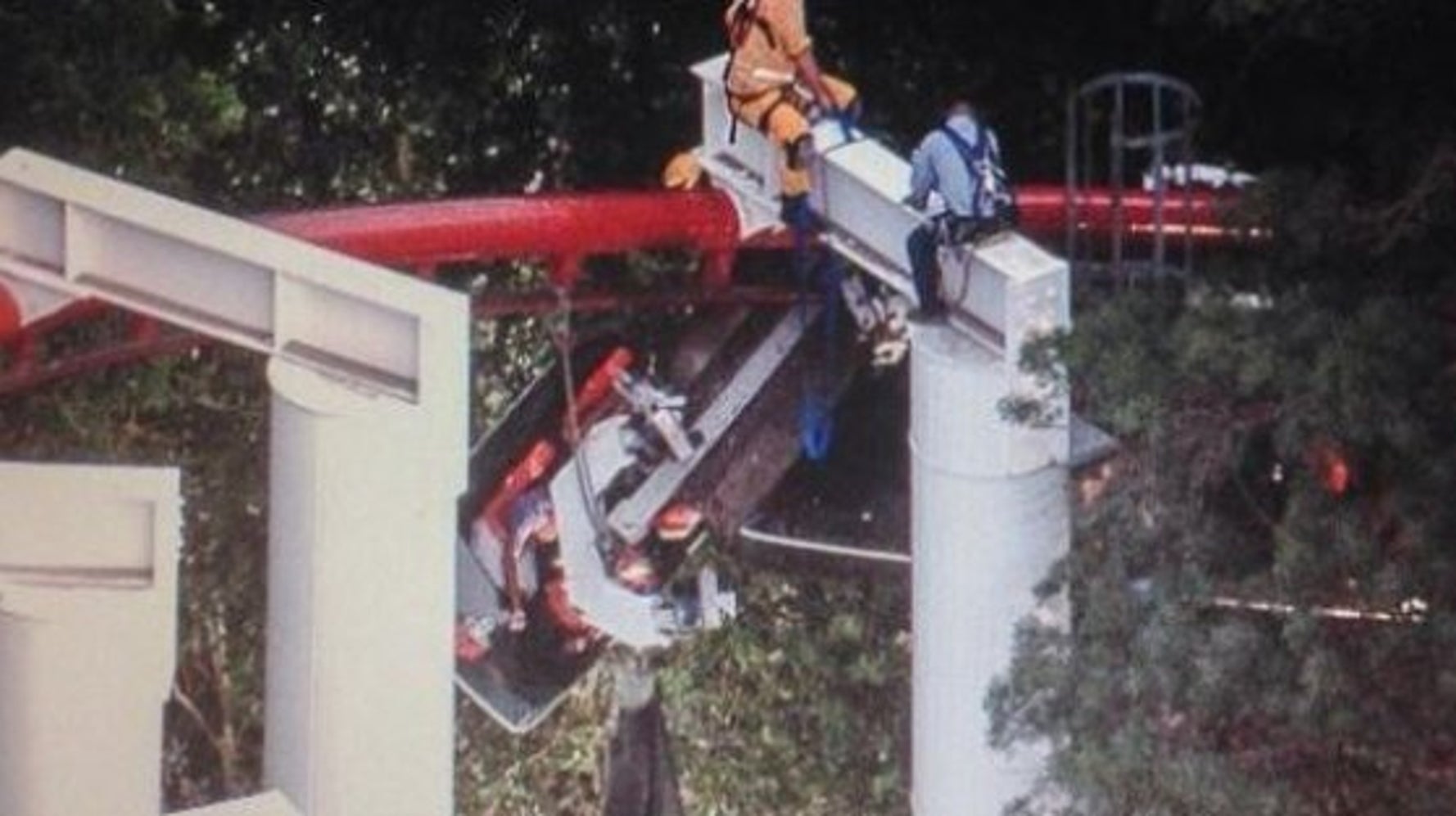Rollercoaster Accident Ride Derails Leaving People Hanging 30 Feet In