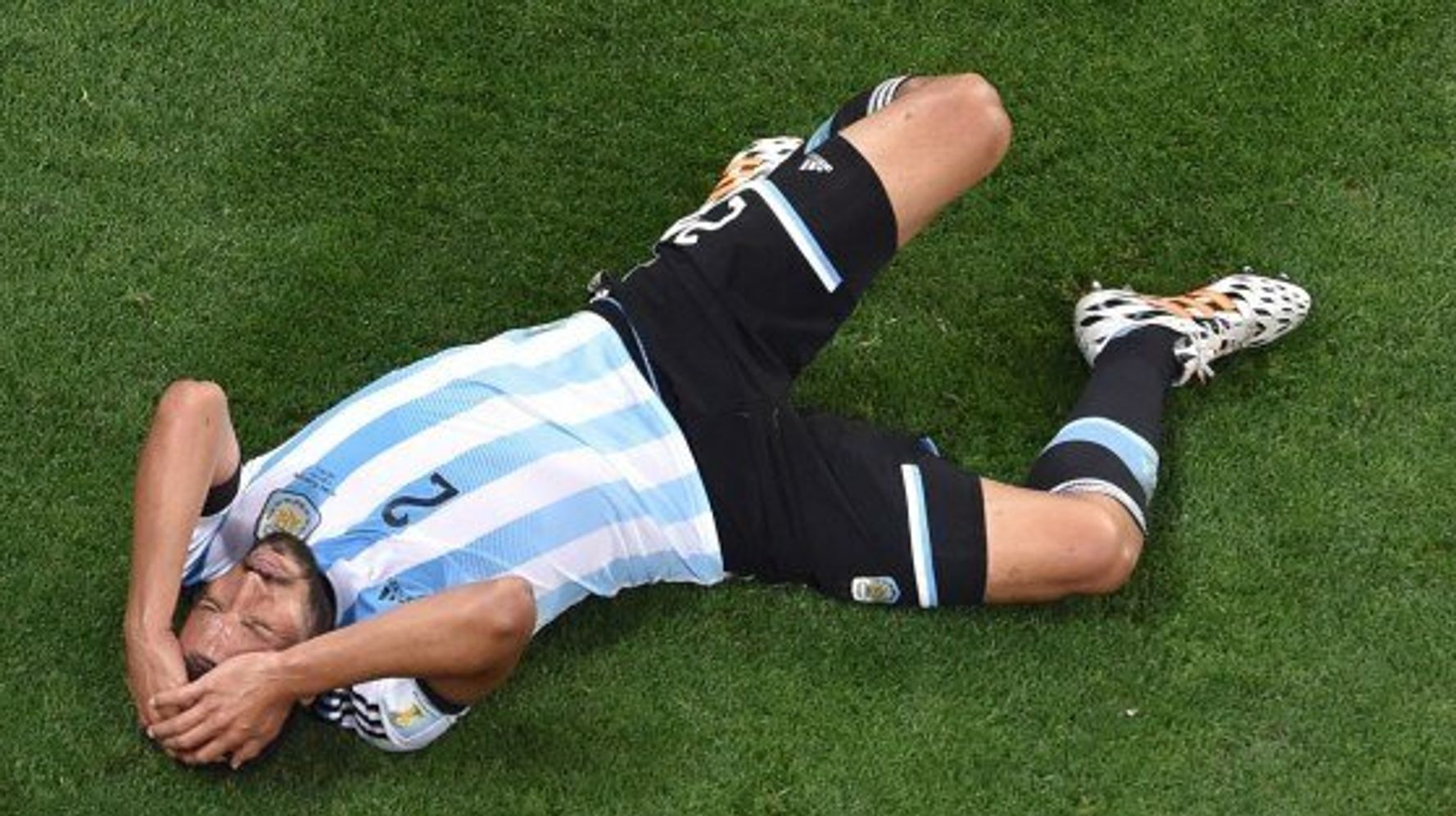 Argentina's Ezequiel Garay Takes Nasty Boot To The Head ...