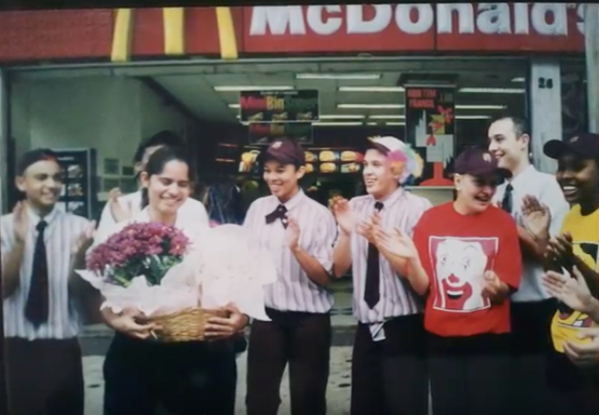 Sheilla Azevedo (à esquerda, segurando flores) no início de sua carreira no McDonald's no final dos anos 90.