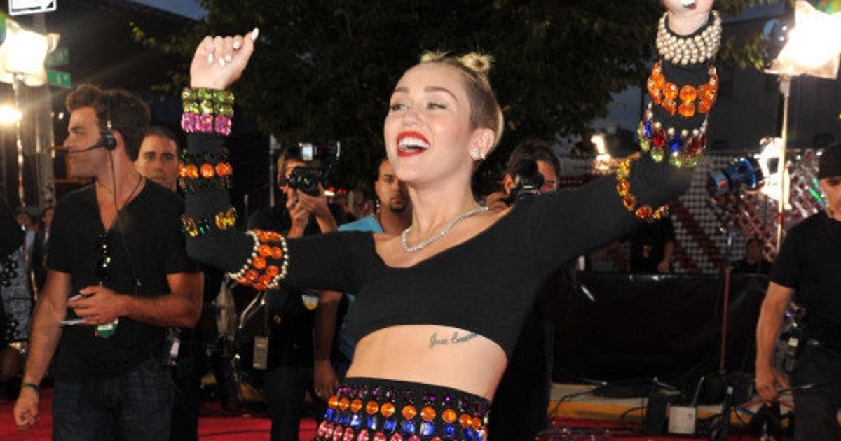 Miley Cyrus Tries To Twerk On The 2013 MTV VMAs Red Carpet (PHOTOS - Who Taught Miley Cyrus How To Twerk