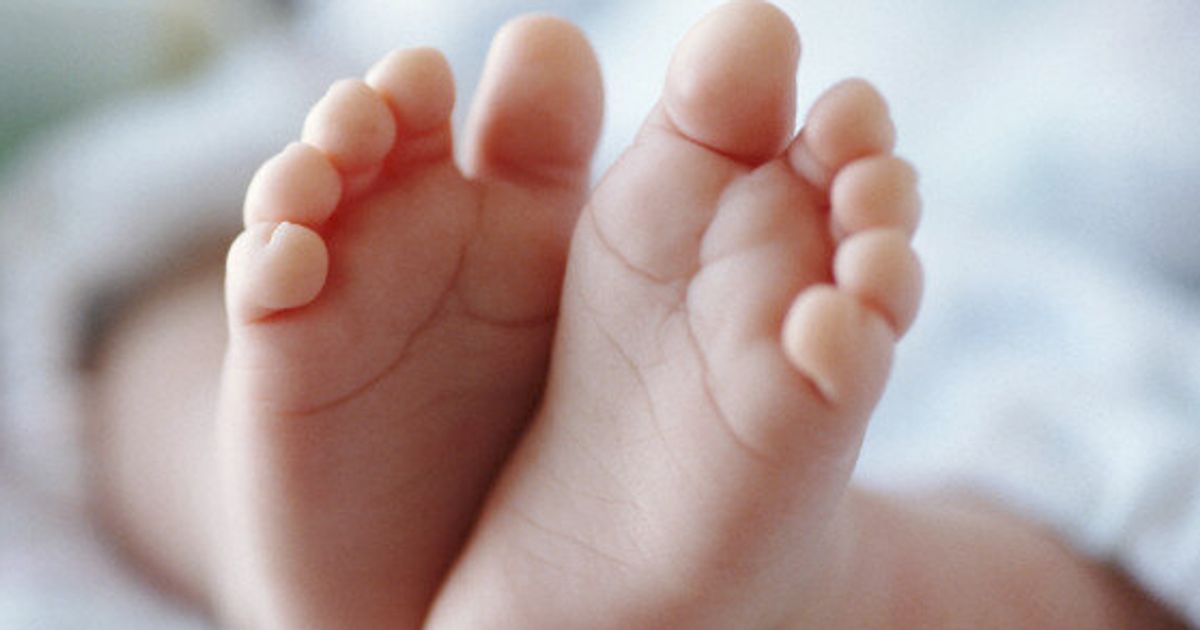 what-makes-your-feet-stink-huffpost-life