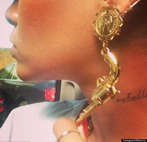 Rihanna Wears Gold Earrings Shaped Like Guns (PHOTO)