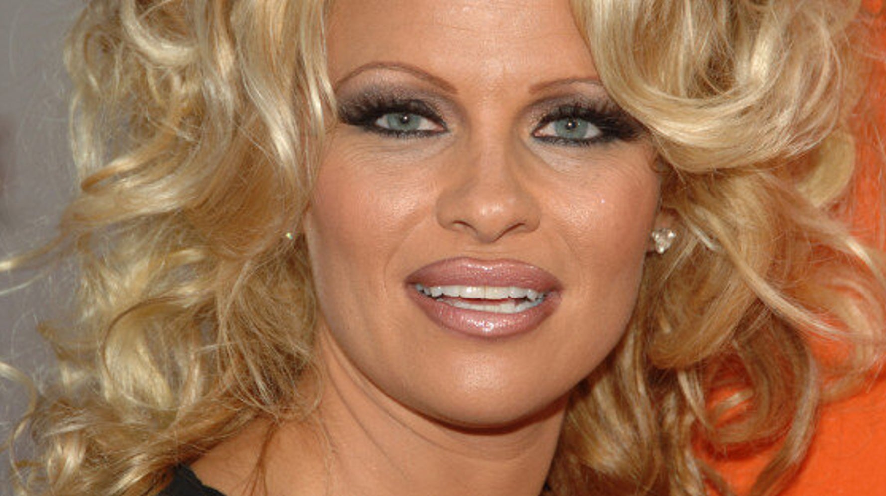 Pamela Anderson's NoMakeup Look Is (PHOTO) HuffPost Style Pamela Anderson's NoMakeup Look Is (PHOTO) HuffPost Style