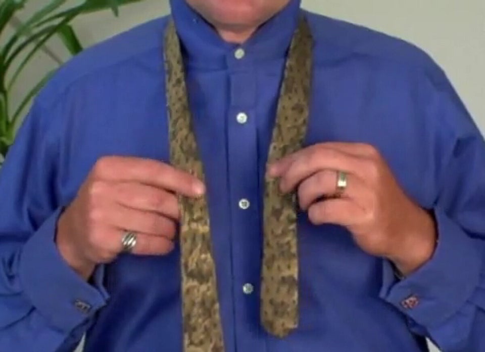 How To Tie A Tie In 5 Easy Steps: The Full Windsor Knot (PHOTOS
