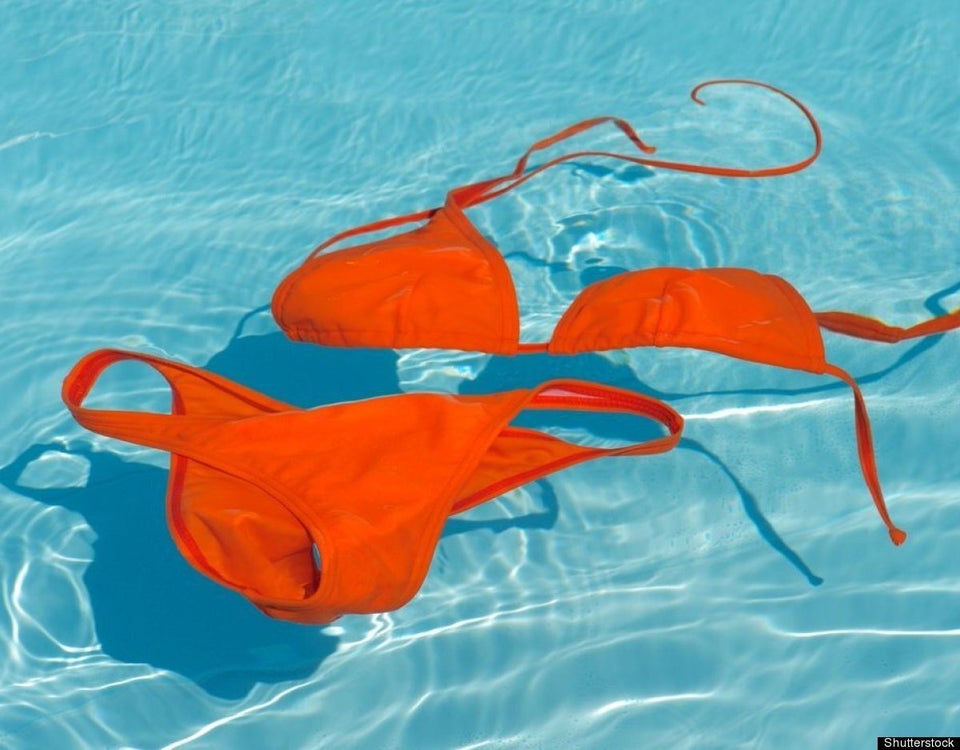 How to Clean a Bathing Suit With Vinegar