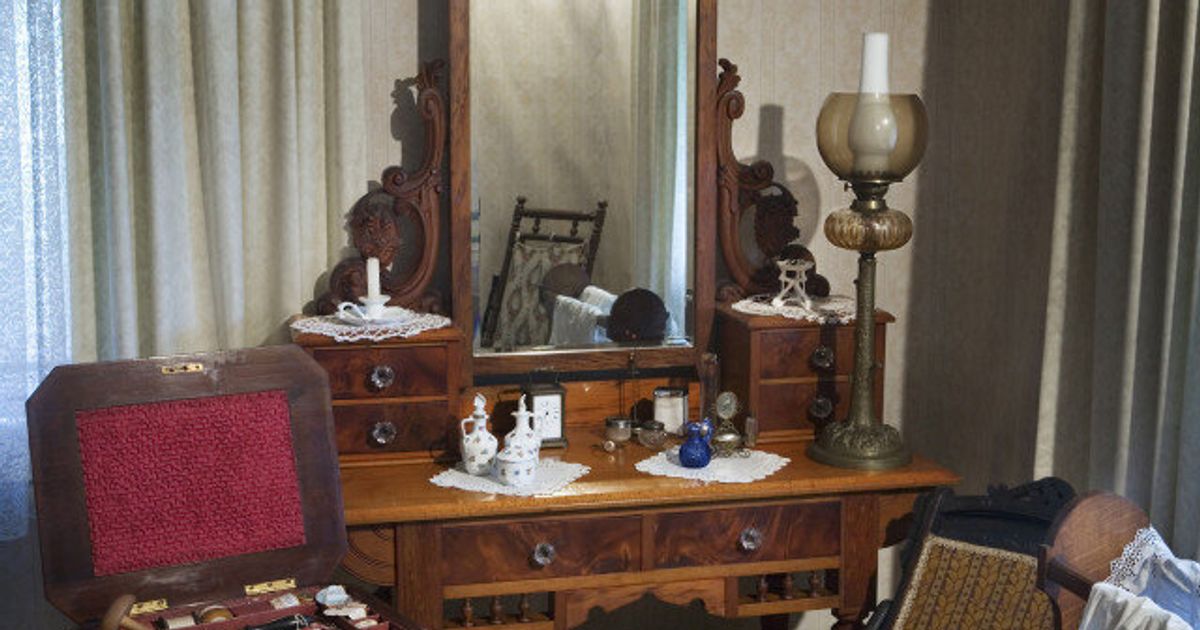 Morning Routines are a Snap With a Stylish Vanity | HuffPost Style