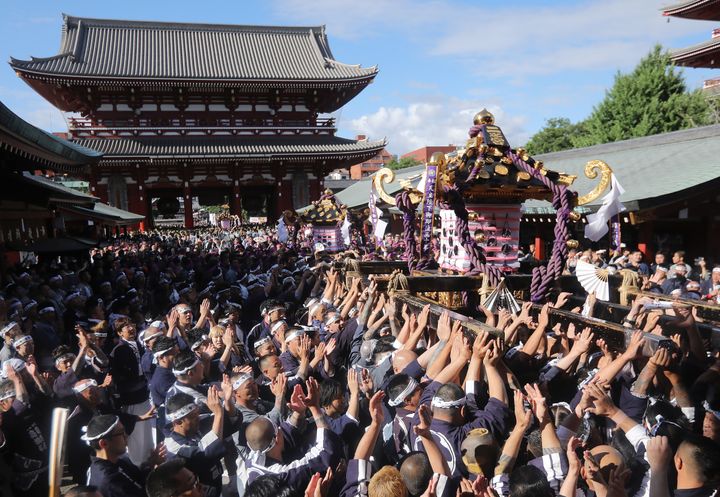 東京・浅草に初夏の訪れを告げる「三社祭」（2018年5月20日撮影）