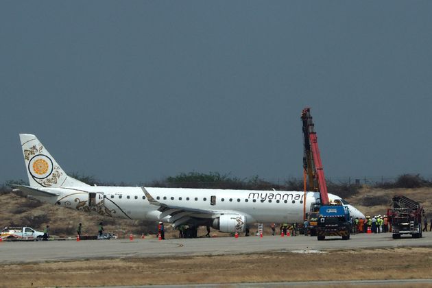 前輪が出ない ミャンマーで緊急トラブルに見舞われた飛行機を パイロットが無事に着陸させる 動画 ハフポスト
