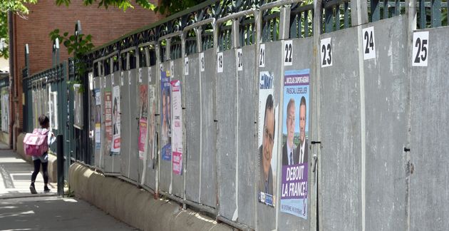 Des panneaux d'affichage électoral devant une école de Toulouse, lors des élections...
