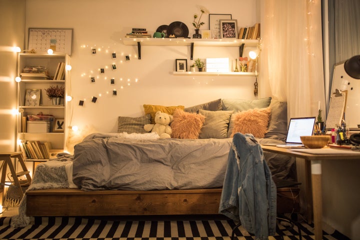 How To Make A Small Bedroom Look Bigger According To