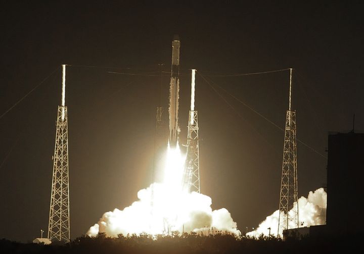 Une fusée Falcon 9 sera utilisée pour apporter les satellites dans l'espace.