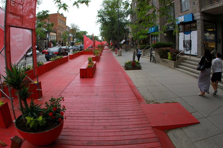 L'administration de Denis Coderre a installé une terrasse rouge sur la rue Saint-Denis pendant les travaux, mais n'a pas revu l'aménagement final de l'artère.