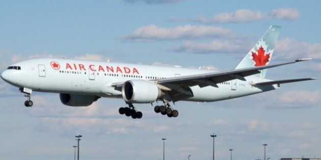 Air Canada 777-233/LR arriving on 33L at YYZ