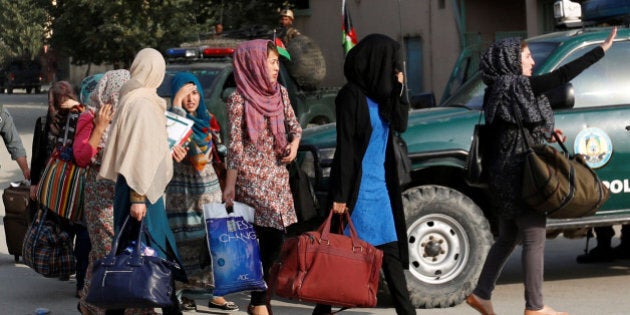 Students walk toward a police vehicle after they were rescued from the site of an attack at the American University of Afghanistan in Kabul, Afghanistan August 25, 2016. REUTERS/Mohammad Ismail