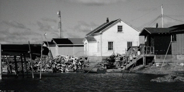 When the ice of the Attawapiskat river melt is often flooding the entire First Nation Community. Everyone has to be evacuated.