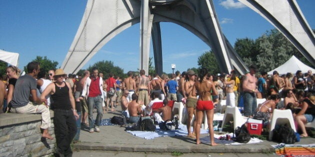 The Piknic is a rave-like event that takes place in Ste-Hélène island every Sunday. We got lucky, the day was simply gorgeous.