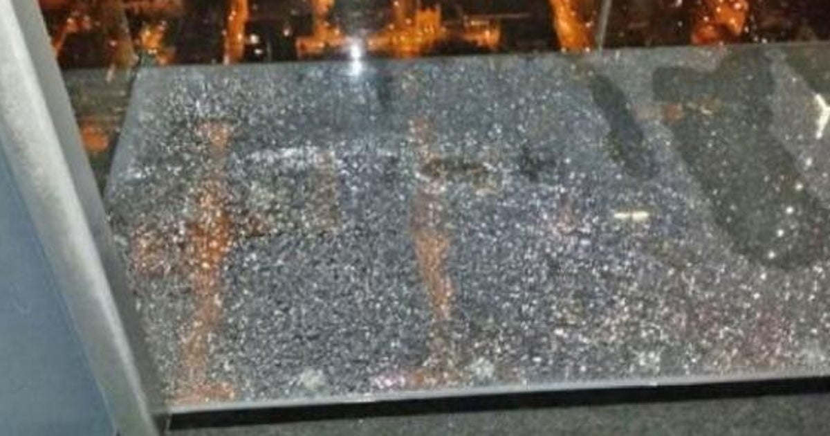 glass-ledge-cracks-during-tourists-visit-at-chicago-s-willis-tower