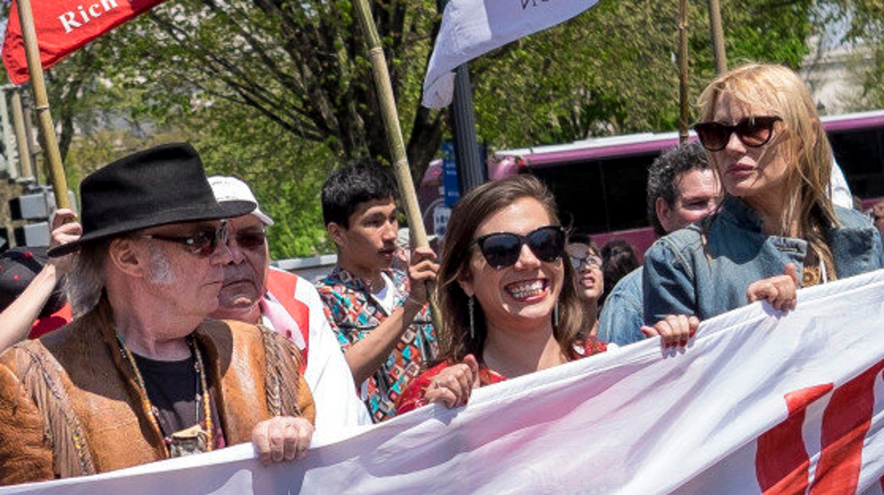 Neil Young And Daryl Hannah Dated 'For Months': Sources | HuffPost