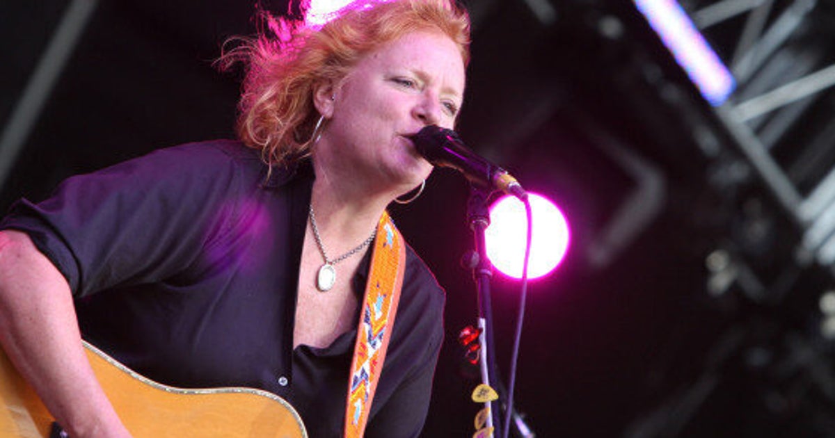 Indigo Girls&rsquo; Emily Saliers Announces Marriage To Canadian Girlfriend