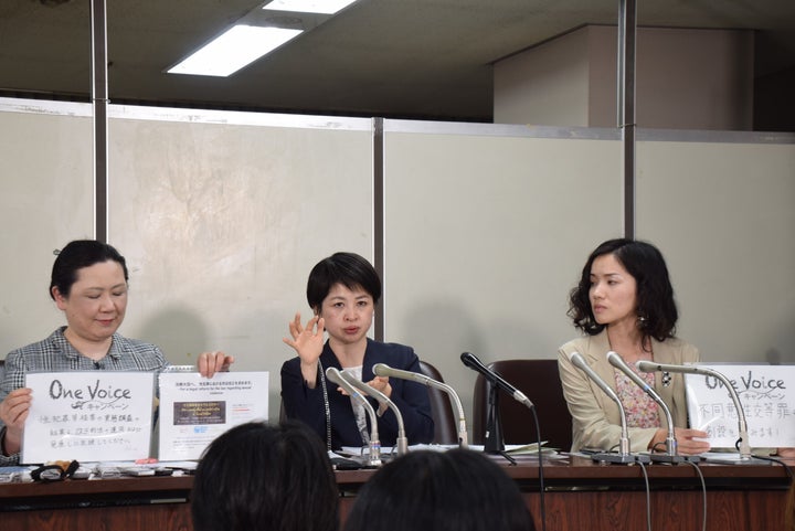 性暴力の刑法見直しについて法務省などに出した要望の内容を説明するSpringの山本潤・代表理事(中央)=2019年5月13日、東京・霞が関の司法記者クラブ