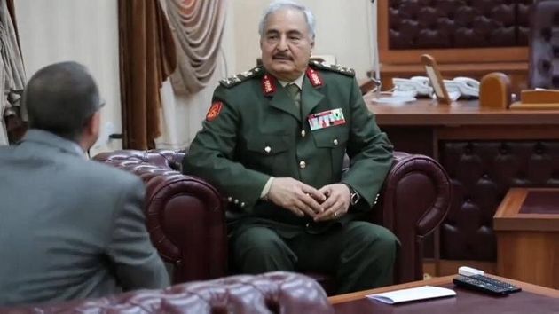 Le maréchal Haftar, à la tête de l'autoproclamée Armée de libération...