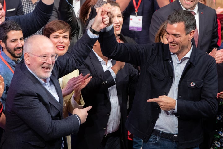 Frans Timmermans y Pedro Sánchez, el pasado febrero en Madrid, en el Congreso del PES.