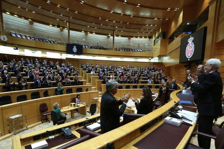 Los senadores aplauden al presidente de la cámara, Pío García Escudero, tras su discurso de despedida en el último pleno de la legislatura.