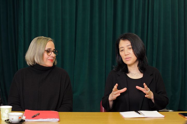 右／在米ジャーナリストの菅谷明子さん、左／NYPLで渉外担当役員を務めるキャリー・ウェルチさん