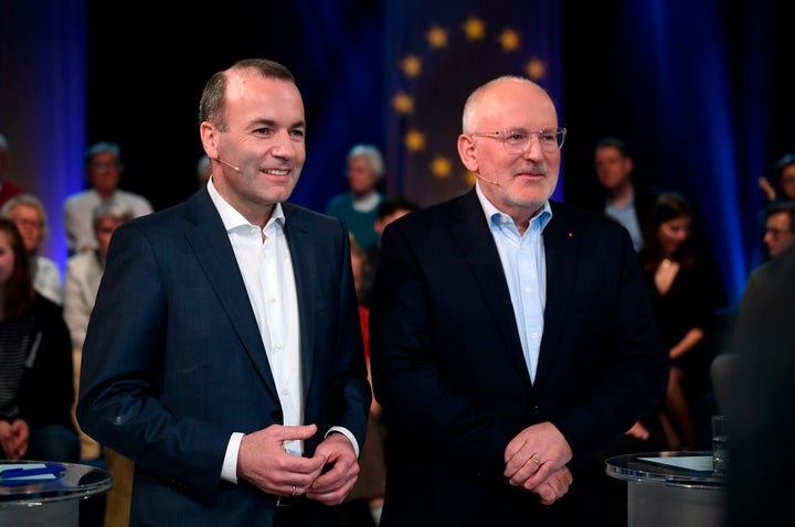 Weber (izq) y Timmermans, después del debate.