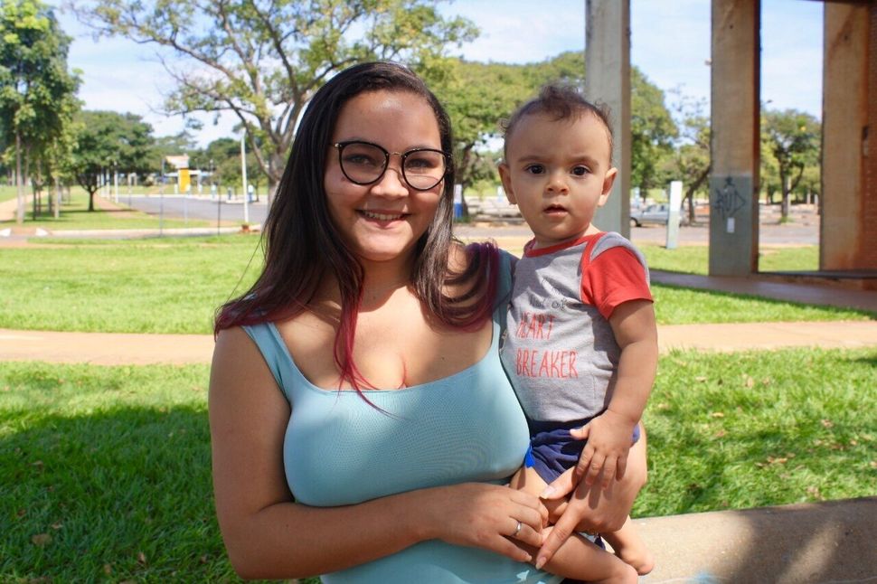 Thais Medeiros, de 22 anos, é mãe de Oliver, de 9 meses, e estuda Biblioteconomia...