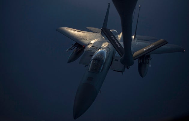 미국 공군이 배포한 사진. F-15C 전투기가 카타르 기지에 베이스를 둔  KC-135 스트래토탱커 공중급유기로부터 연료를 급유 받는 모습. 장소 미상. 2019년
