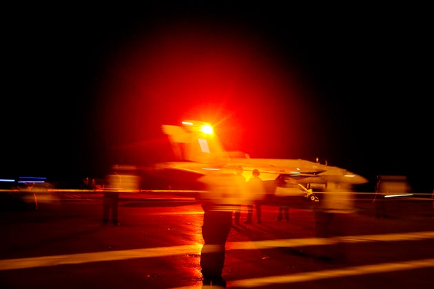미국 해군이 배포한 사진. VFA-86 소속 F/A-18E 슈퍼호넷 전투기가 항공모함 아브라함링컨호에서 이륙하고 있다. 미군은 항공모함 함대를 페르시아만 인근에 급파했다. 2019년 5월10일.