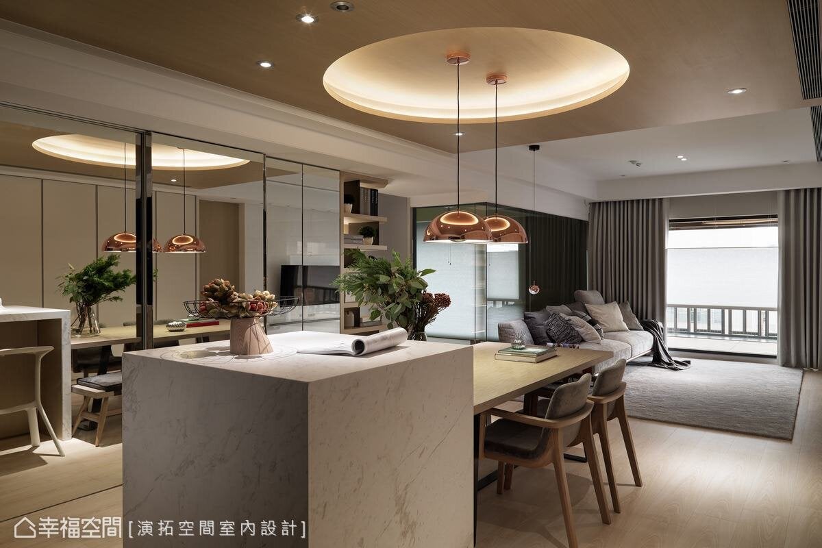 ▲假如房屋格局屬於狹長且單面採光類型,透過鏡面牆設計,在視覺上可達到放大效果,搭配簡約俐落的櫃體規劃,居家空間頓時化繁為簡。
