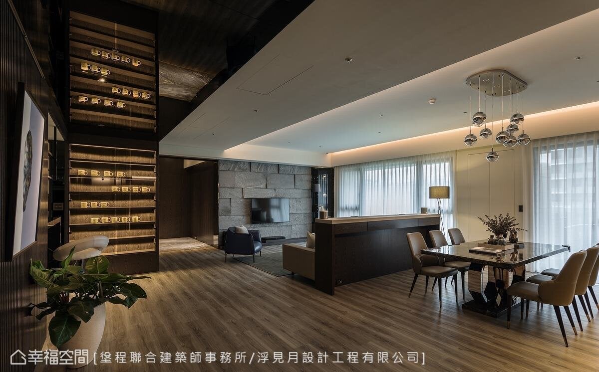 ▲客廳與餐廳間採用半隔間的設計方式,增加收納空間並讓沙發有靠,不完全隔斷上方保持開放,讓視線可以穿透,發揮空間優點。