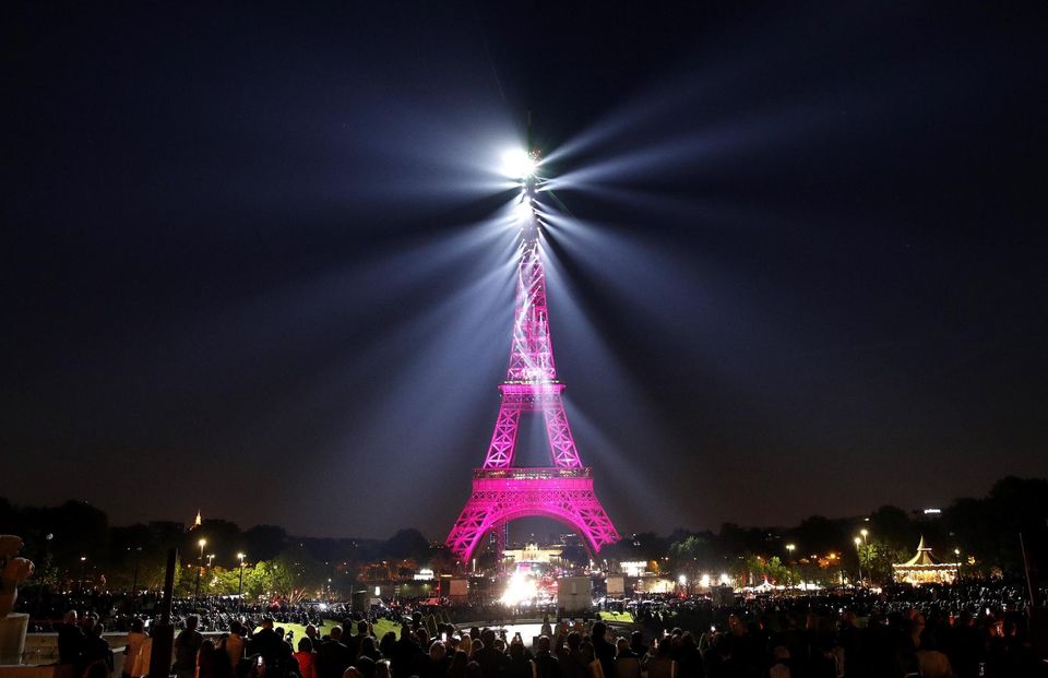 La Torre Eiffel Festeggia I 130 Anni Con Uno Spettacolo Di Luci Senza Precedenti L Huffpost