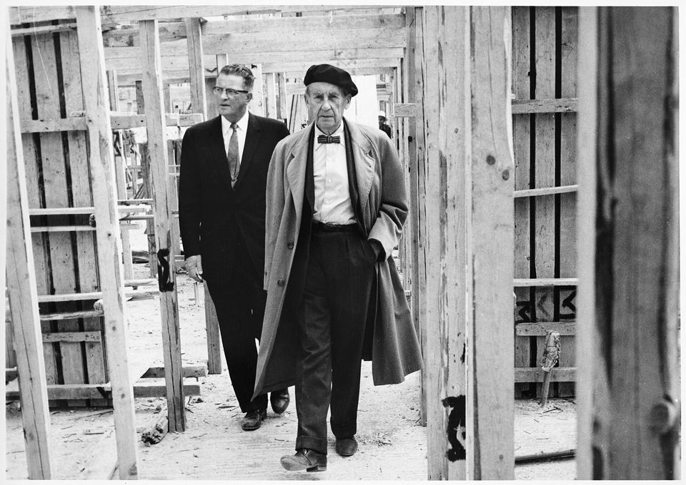 Tο εργοτάξιο της κατασκευής της Αμερικανικής Πρεσβείας την περίοδο 1959-1961. Η επίσκεψη του Walter Gropius έλαβε χώρα τον Οκτώβριο 1960.
