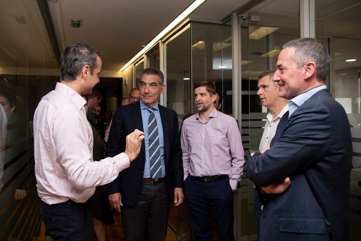 Ο πρόεδρος της Νέας Δημοκρατίας, Κυριάκος Μητσοτάκης, συνομιλεί με τους: Από δεξιά, τον ιδιοκτήτη και πρόεδρο της 24MEDIA, Δημήτρη Μάρη, τον διευθυντή σύνταξης της HuffPost, Αντώνη Φουρλή, τον διευθυντή του Sport24 Radio 103,3 Παντελή Διαμαντόπουλο και τον CEO της 24ΜΕDIA, Νικόλα Πεφάνη. - Πηγή: Φραντζέσκα Γιαϊτζόγλου-Watkinson