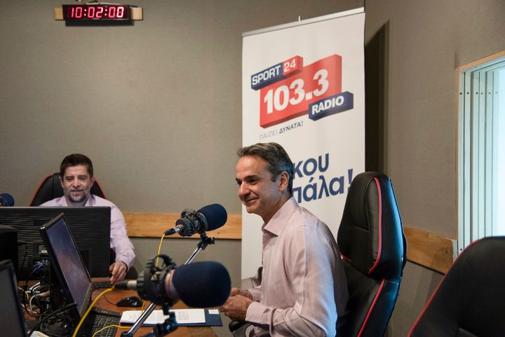O πρόεδρος της Νέας Δημοκρατίας, Κυριάκος Μητσοτάκης, στο στούντιο του Sport24 Radio με τον διευθυντή του ραδιοφωνικού σταθμού Παντελή Διαμαντόπουλο. - Πηγή: Φραντζέσκα Γιαϊτζόγλου-Watkinson