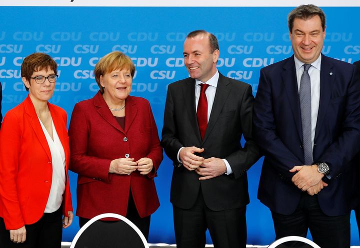 H Aγκελα Μέρκελ και η Ανεγκρετ Κάρενμπάουερ σε στιγμιότυπο με τον Πρόεδρο του Ευρωπαϊκού Λαϊκού Κόμματος Μάνφρεντ Βέμπερ.