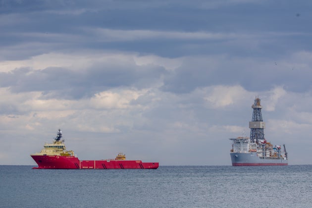 Πλωτό γεωτρύπανο και συνοδευτικό σκάφος από την έρευνα της Exxon, στην κυπριακή ΑΟΖ. Φεβρουάριος 2019.