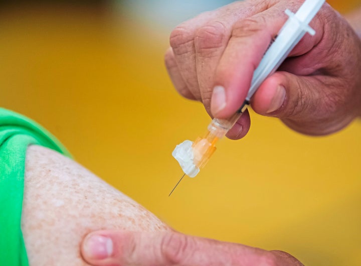 Les personnes qui sont nées avant 1970 ne sont pas considérées à risque, tout comme celles nées après 1970 qui ont été vaccinées.