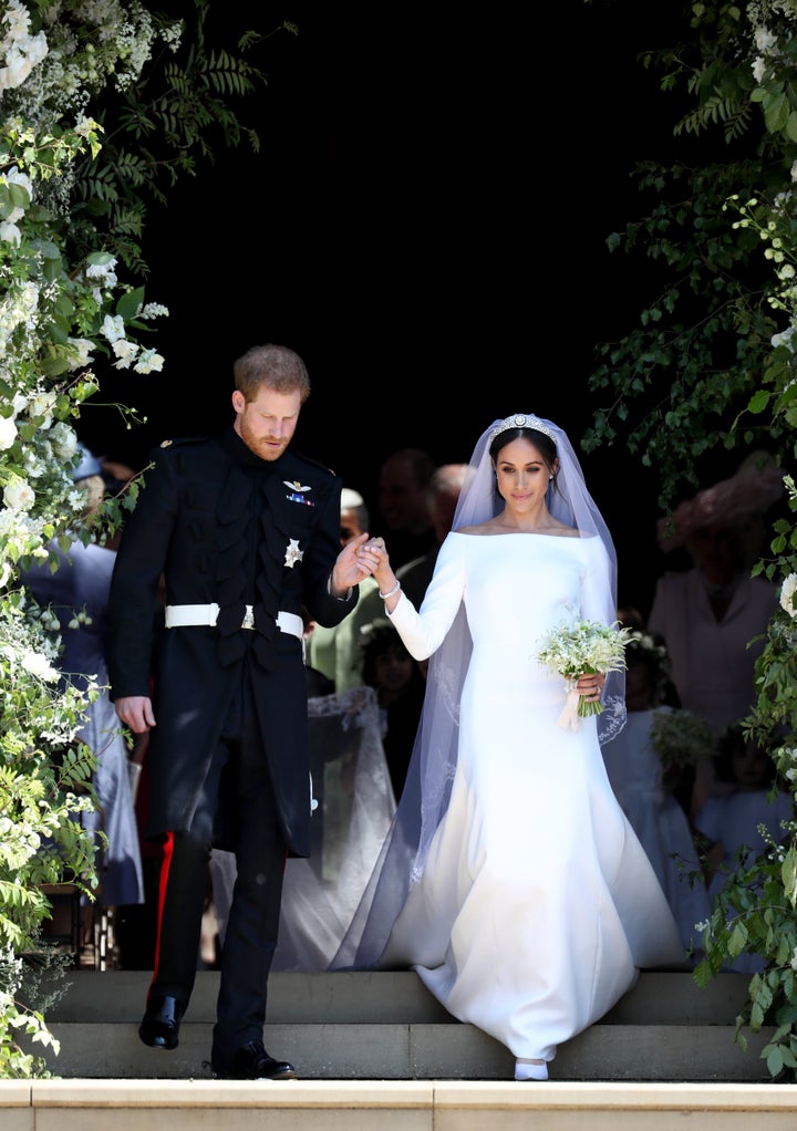 Harry et Meghan descendant des marches lors de leur mariage.