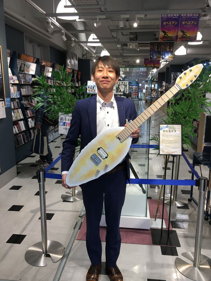 笹かまギターを手に持つ山野楽器仙台店の望月正大さん