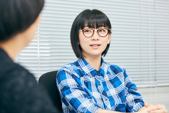  夏山明美主席研究員(手前)と時東ぁみさん