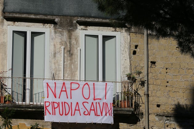 «Η Νάπολη αποκηρύσσει τον Σαλβίνι». 