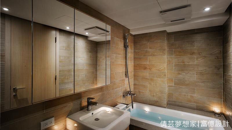 ▲大鏡面、柔和的光打在浴缸上,過份的美,來場香氛草本浴吧!讓人卸下一身的疲憊!(富億設計陳錦樹設計師授權提供)