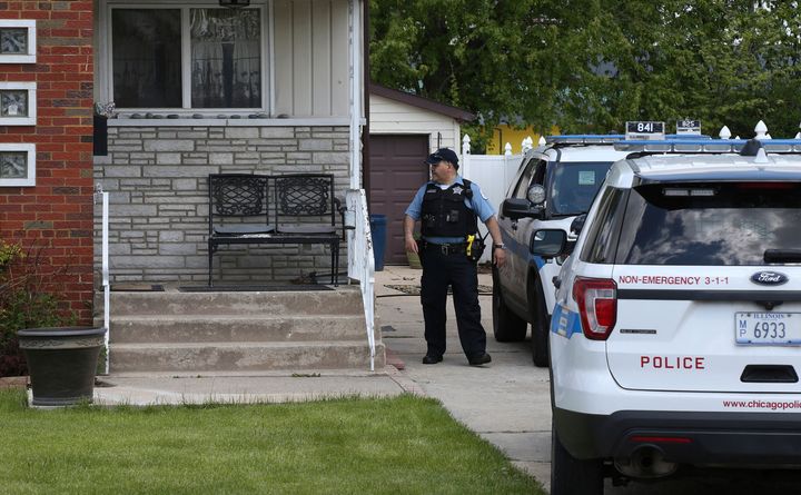 遺体が発見された容疑者の自宅とみられる場所を捜査するシカゴ警察。