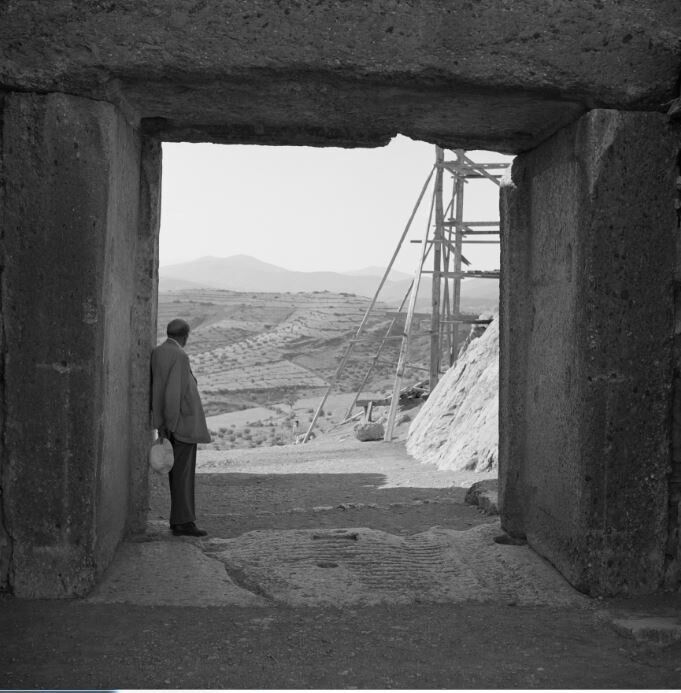 Ο αρχαιολόγος Άλαν Γουέις στην πύλη των λεόντων της ακρόπολης των Μυκηνών
