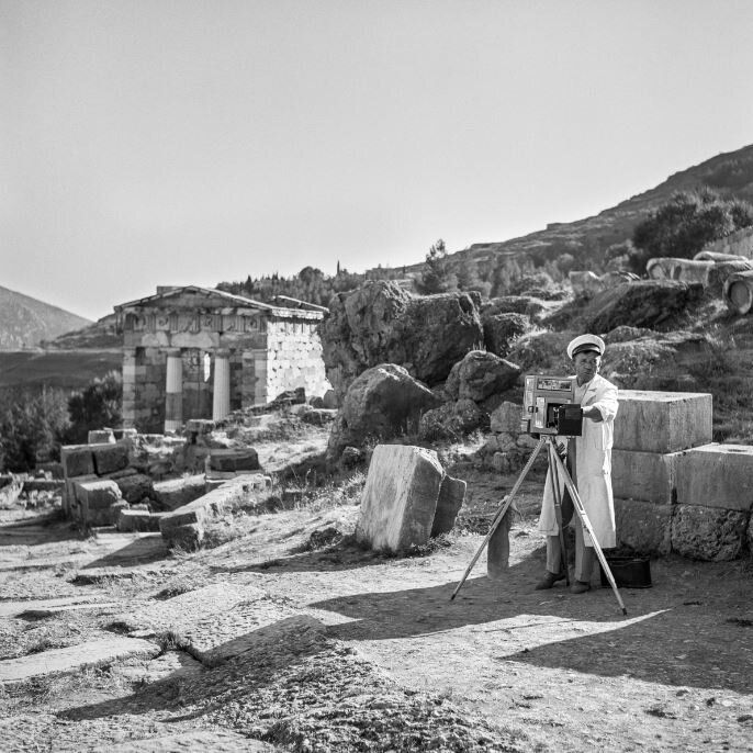 Ένας φωτογράφος με τη μηχανή του στην ιερά οδό του ιερού του Απόλλωνος στους Δελφούς