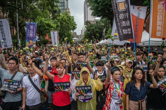 Debaixo de chuva, milhares de manifestantes comemoraram do lado de fora do